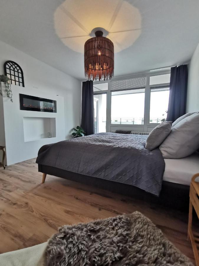 Up Wulkje21 Neu Renovierte Wohnung Mit Pkw Stellplatz Emden Bagian luar foto