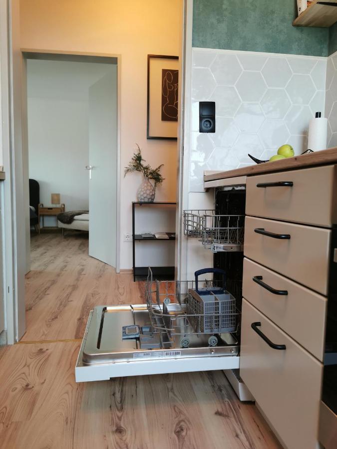 Up Wulkje21 Neu Renovierte Wohnung Mit Pkw Stellplatz Emden Bagian luar foto