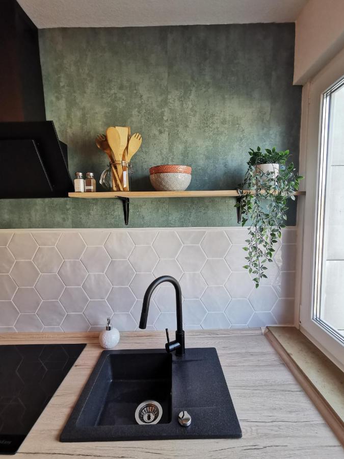 Up Wulkje21 Neu Renovierte Wohnung Mit Pkw Stellplatz Emden Bagian luar foto